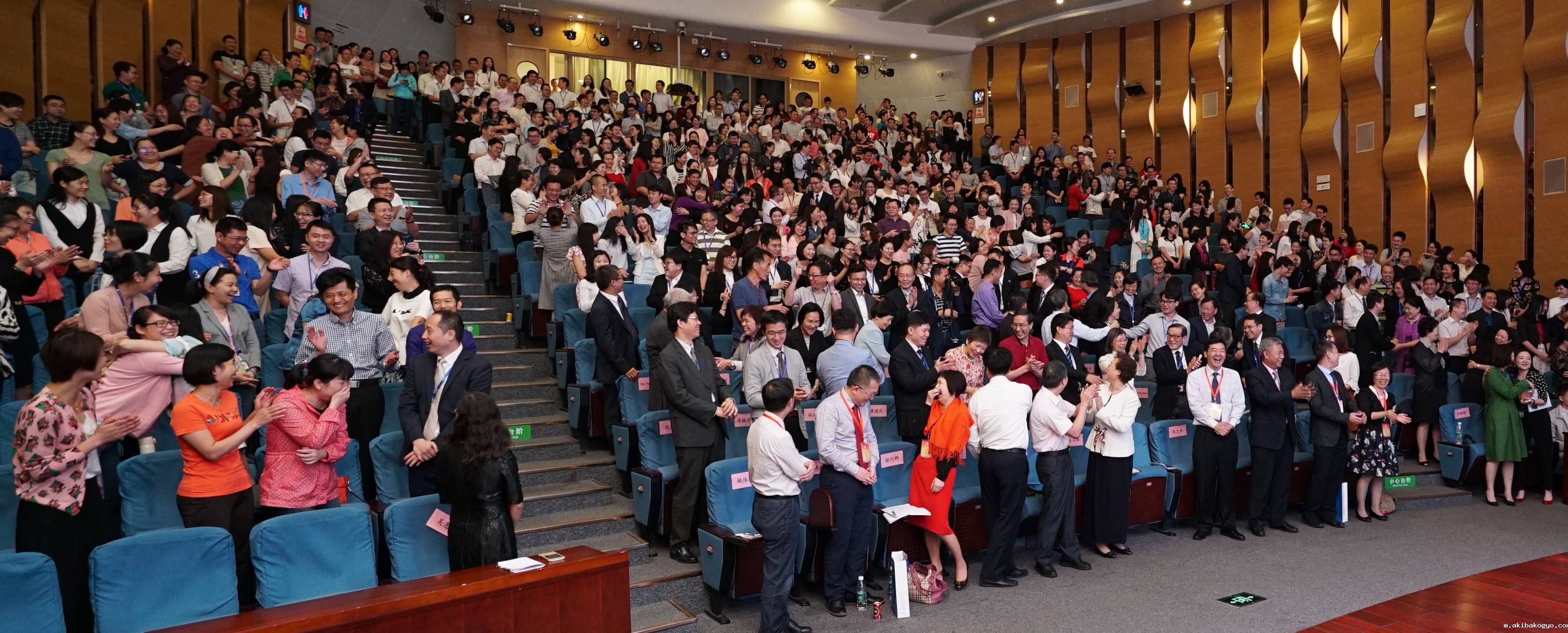 听到三甲现场评审通过的结果,会议现场观众起立鼓掌,相互拥抱 20171031110106_8910.jpg